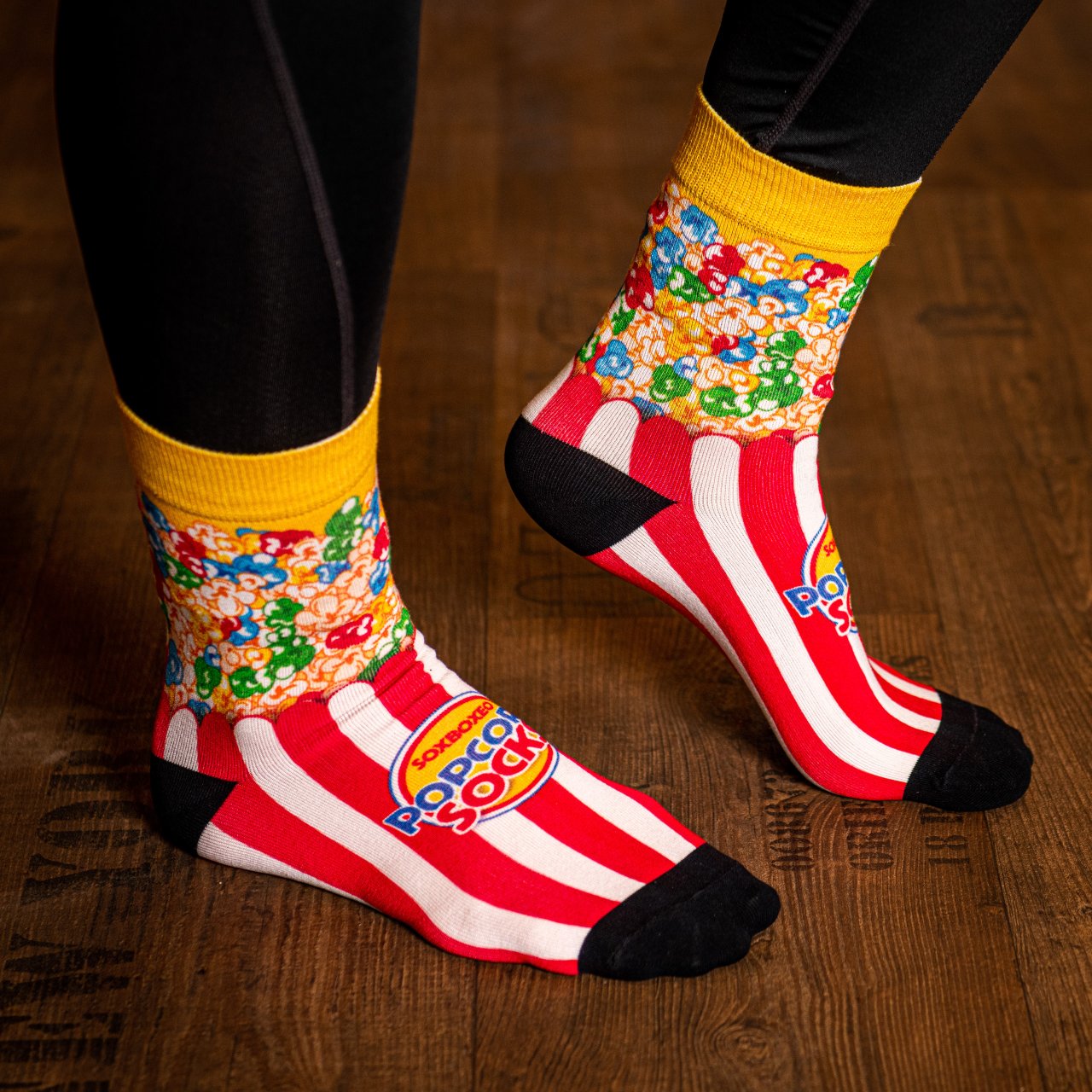 Červenobílá plechovka s ponožkami Popcorn Socks