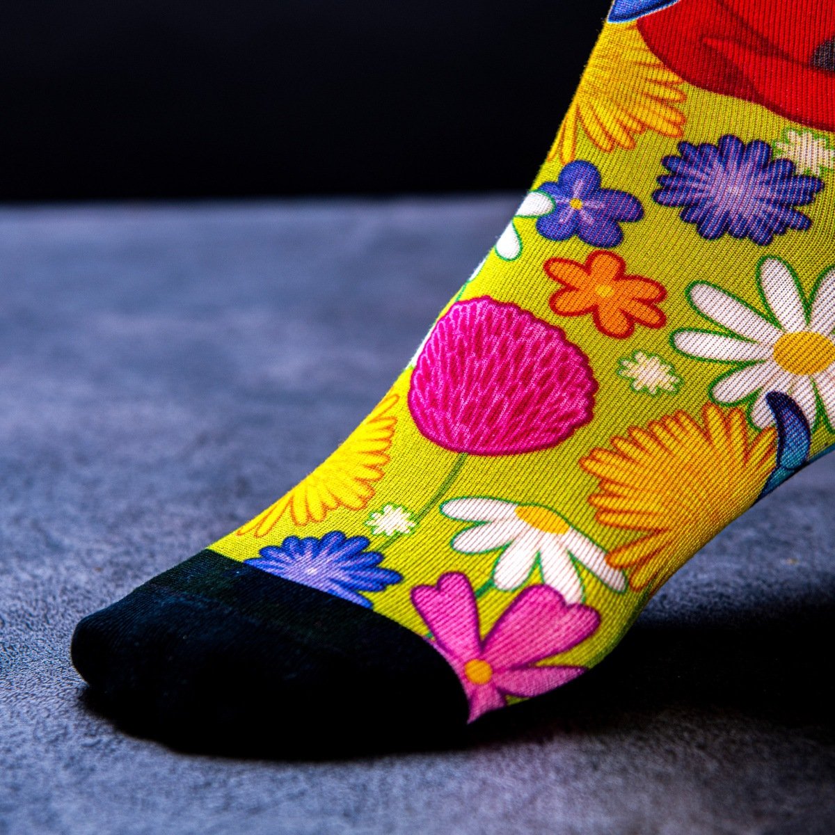 Květinová plechovka s květinovými ponožkami Soxboxeo