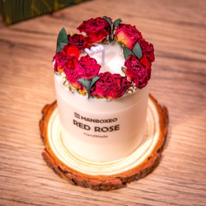 Kézzel díszített dekoratív gyertya elegáns üvegfedővel és intenzív illattal – Red Rose 220 g