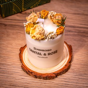 Kézzel díszített dekoratív gyertya elegáns üvegfedővel és intenzív illattal – Santal & Rose 220 g