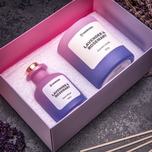 Illatgyertyákból és aromadiffúzorból álló luxus ajándékcsomag intenzív illattal – Levander & Rosemary