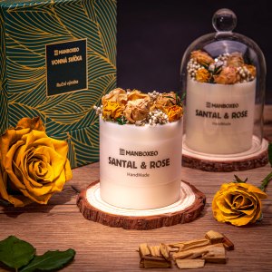 Kézzel díszített dekoratív gyertya elegáns üvegfedővel és intenzív illattal – Santal & Rose 220 g