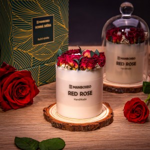 Kézzel díszített dekoratív gyertya elegáns üvegfedővel és intenzív illattal – Red Rose 220 g