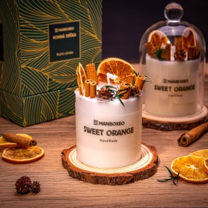 Kézzel díszített dekoratív gyertya elegáns üvegfedővel és intenzív illattal – Sweet Orange 220 g