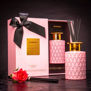 Elegáns aromadiffúzor szalaggal és aranynyomással, intenzív illattal – Rose Garden Collection 150 ml